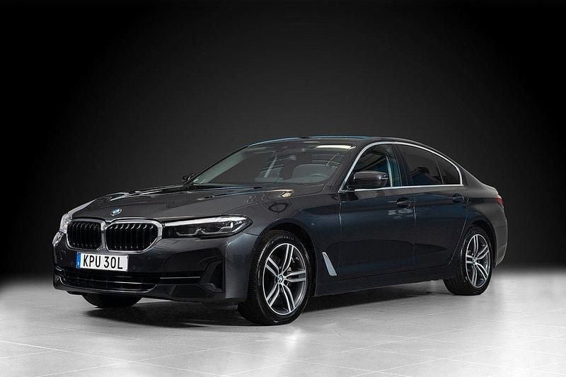 Grå Begagnad 2022 BMW 520 Sedan | 419 000 kr (Bra pris) - Bild 1/4
