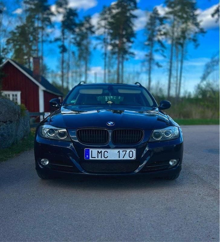 Blå Begagnad 2009 BMW 325 Comfort Edition Kombi | 90 000 kr (Marknadspris) - Bild 1/4