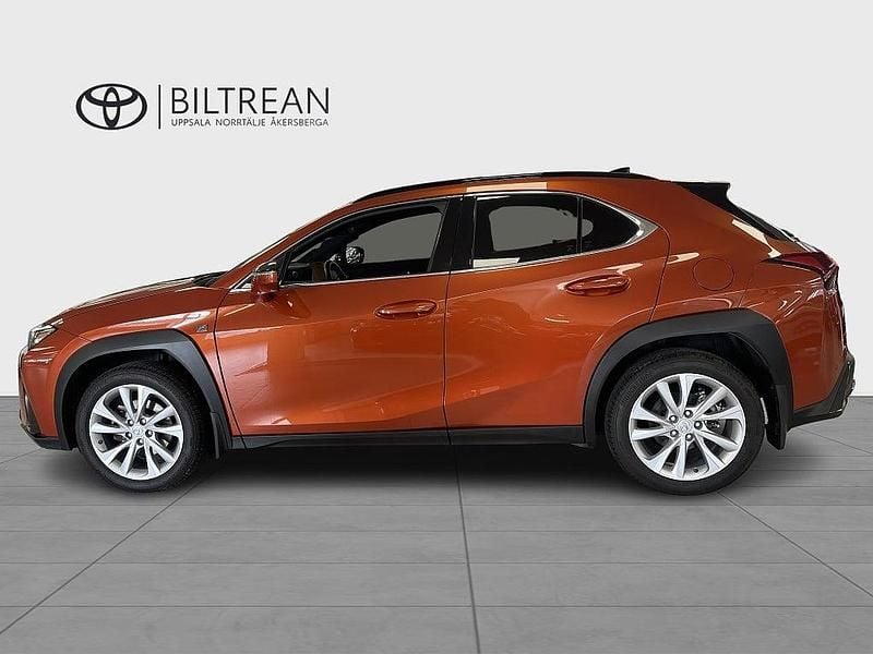 Begagnad Lexus UX 250h Sport Design Packet 184 HK (135 kW) 2023 Orange SUV