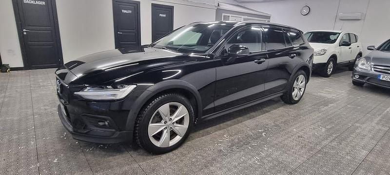 Begagnad Volvo V60 CC Momentum 190 HK (139 kW) 2020 Svart Kombi