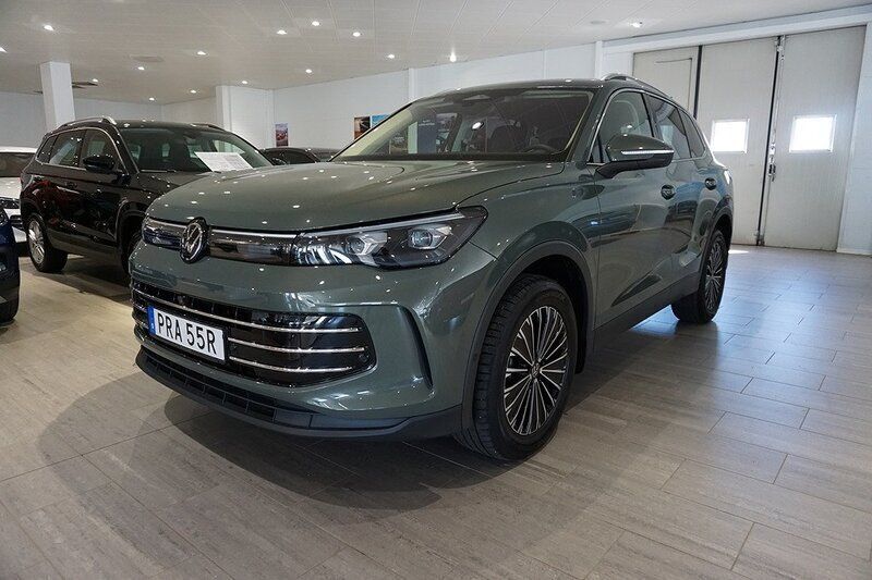 Grön Begagnad 2024 VW Tiguan Elegance SUV | 475 000 kr - Bild 1/4