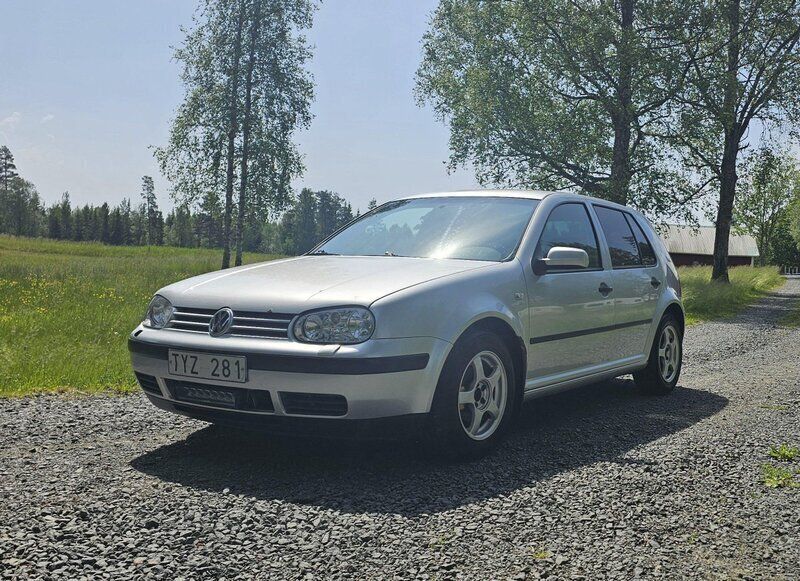 Silver Begagnad 2003 VW Golf IV Halvkombi | 12 000 kr (Superpris) - Bild 1/4