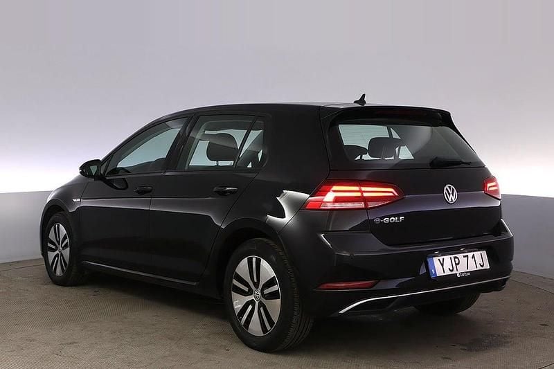 Begagnad VW e-Golf 100 kW (136 HK) 2020 Svart Halvkombi