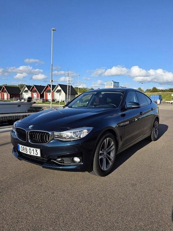 Blå Begagnad 2014 BMW 320 Gran Turismo Halvkombi | 165 000 kr (Marknadspris) - Bild 1/4