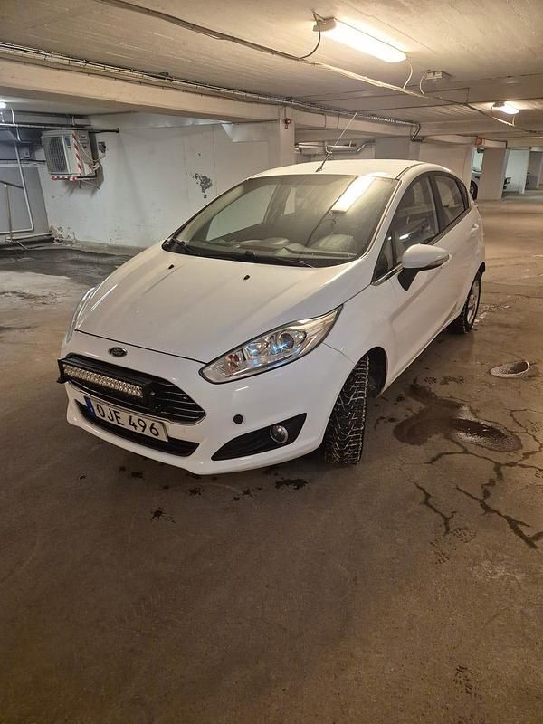Begagnad 2017 Ford Fiesta Halvkombi | 70 000 kr (Superpris) - Bild 1/4