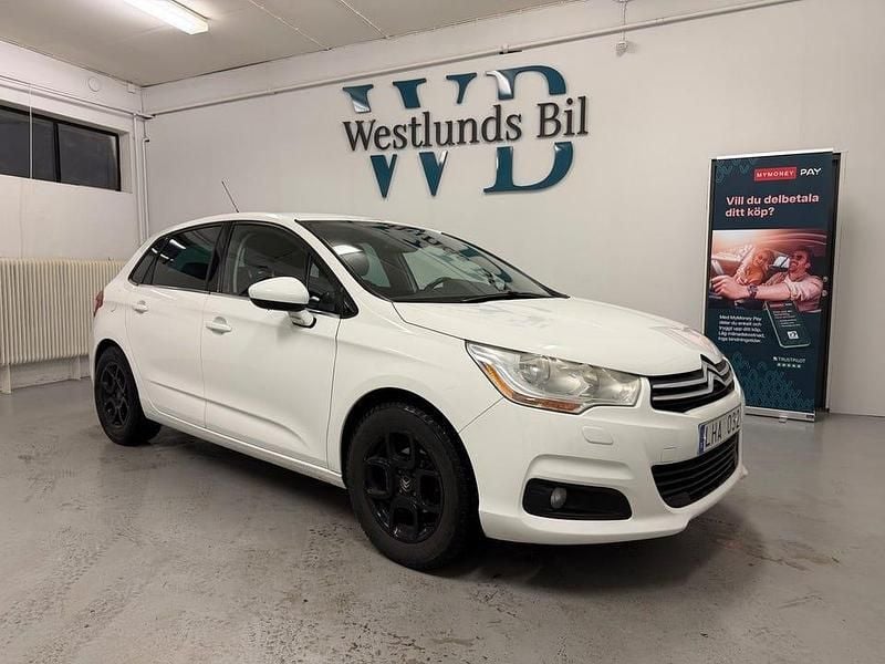 Vit Begagnad 2011 Citroën C4 Halvkombi | 69 900 kr (Marknadspris) - Bild 1/4