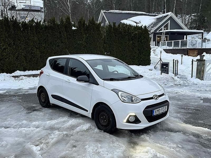 Vit Begagnad 2015 Hyundai i10 Halvkombi | 39 900 kr (Lite dyr) - Bild 1/4