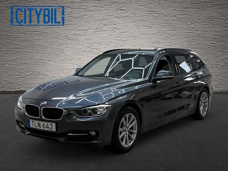 Grå Begagnad 2014 BMW 320 Advantage Kombi | 134 900 kr (Marknadspris) - Bild 1/4
