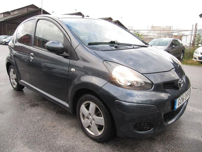 Mörkgrå Begagnad 2008 Toyota Aygo Halvkombi | 25 000 kr (Marknadspris) - Bild 1/4