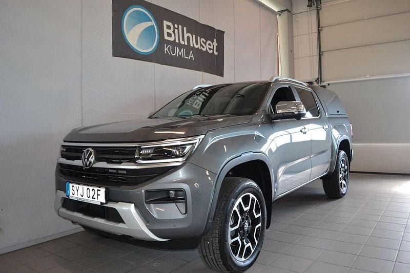 Grå Begagnad 2023 VW Amarok Style Pickup | 661 250 kr (Marknadspris) - Bild 1/4