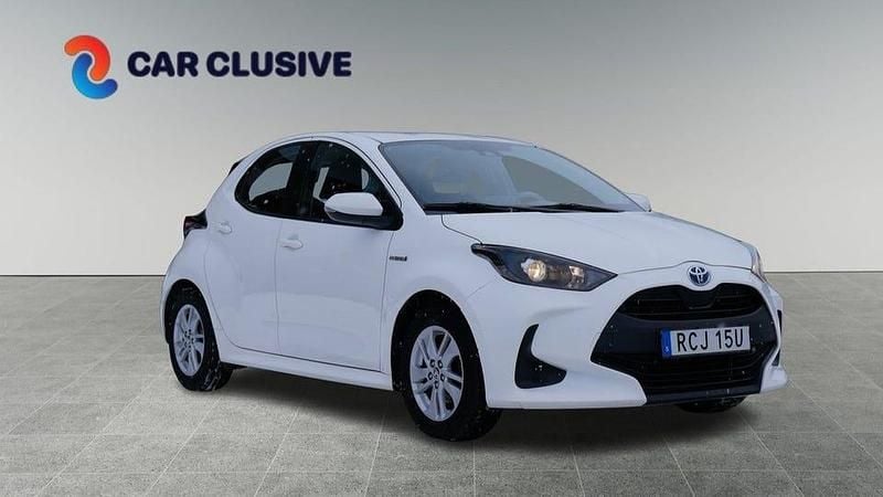 Vit Begagnad 2021 Toyota Yaris Active Halvkombi | 139 900 kr (Bra pris) - Bild 1/4