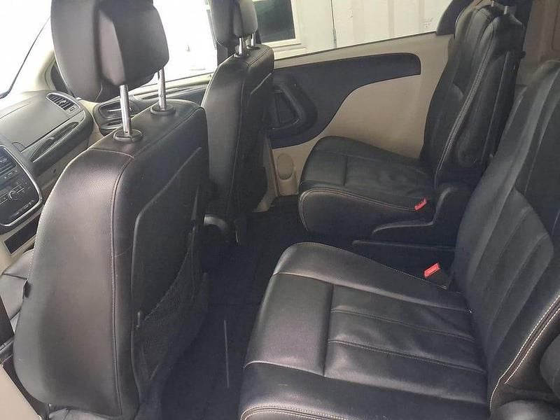 Begagnad Chrysler Town & Country 287 HK (211 kW) 2015 Gråmetallic Minibuss