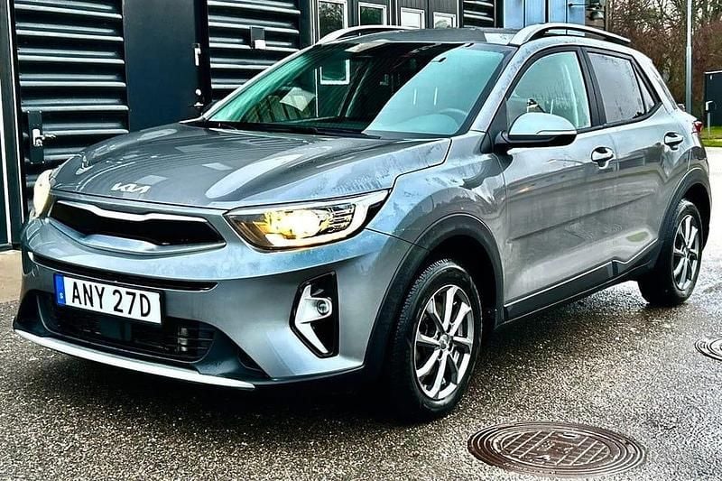 Grå Begagnad 2024 Kia Stonic Advance SUV | 229 900 kr (Marknadspris) - Bild 1/4