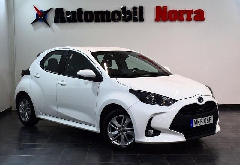 Begagnad Toyota Yaris Hybrid Active 116 HK (85 kW) 2020 Vit Halvkombi