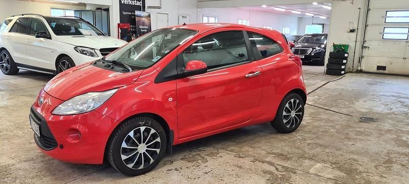 Röd Begagnad 2009 Ford Ka Titanium Halvkombi | 35 000 kr (Marknadspris) - Bild 1/4