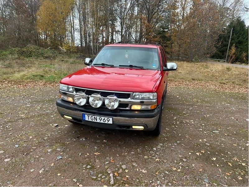 Röd Begagnad 2002 Chevrolet Tahoe SUV | 80 000 kr - Bild 1/4