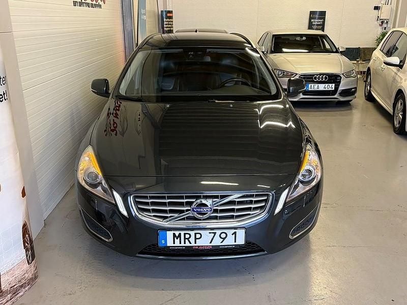 Begagnad Volvo V60 R-Design Momentum 150 HK (110 kW) 2011 Grå Kombi