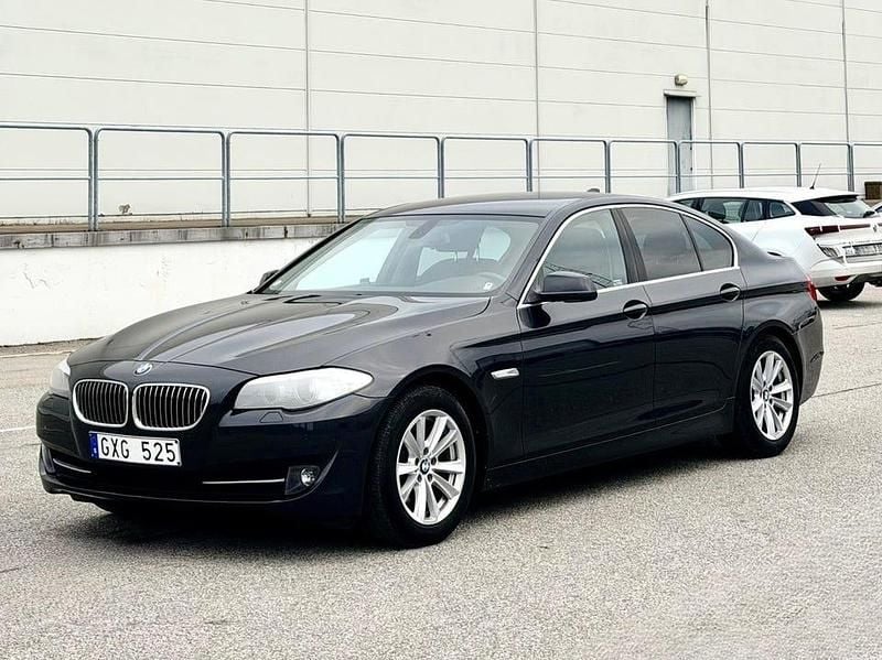 Grå Begagnad 2011 BMW 523 Sedan | 109 800 kr (Marknadspris) - Bild 1/4