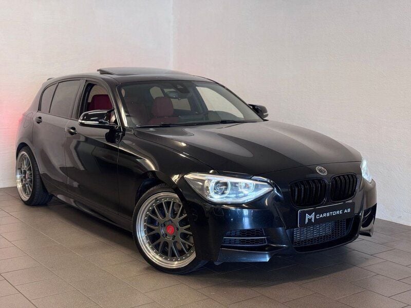 Svart Begagnad 2014 BMW M135 Halvkombi | 219 900 kr (Marknadspris) - Bild 1/4