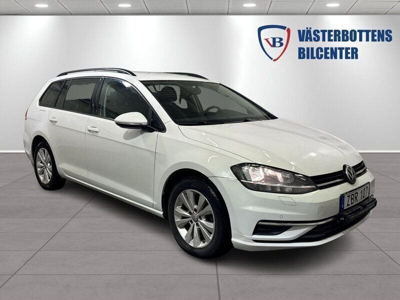 Vit Begagnad 2018 VW Golf VII Kombi | 134 900 kr (Bra pris) - Bild 1/4