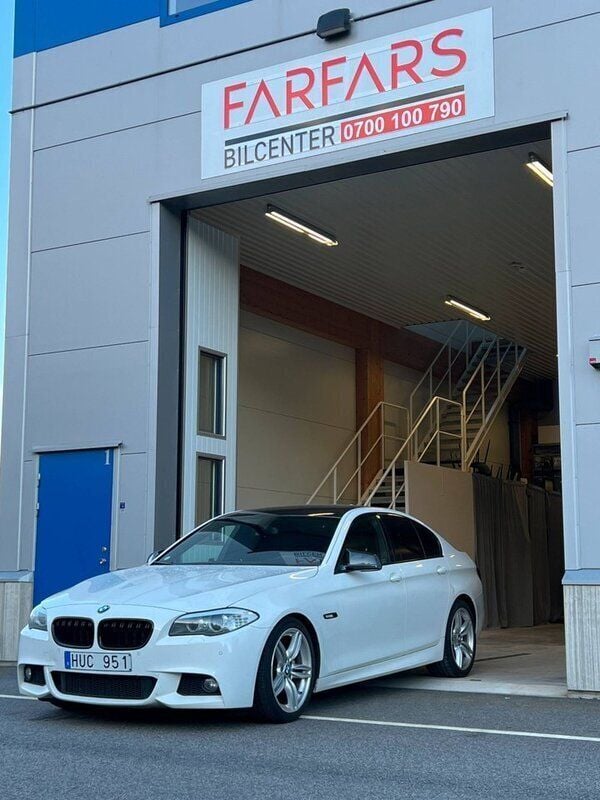 Vit Begagnad 2013 BMW 520 M Sport Sedan | 142 900 kr (Marknadspris) - Bild 1/4