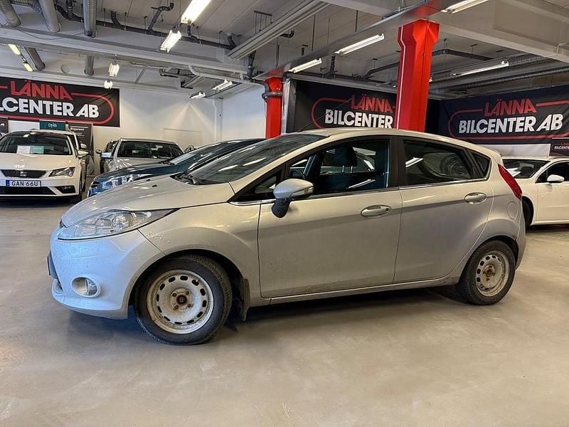 Begagnad Ford Fiesta 90 HK (66 kW) 2009 Grå Halvkombi