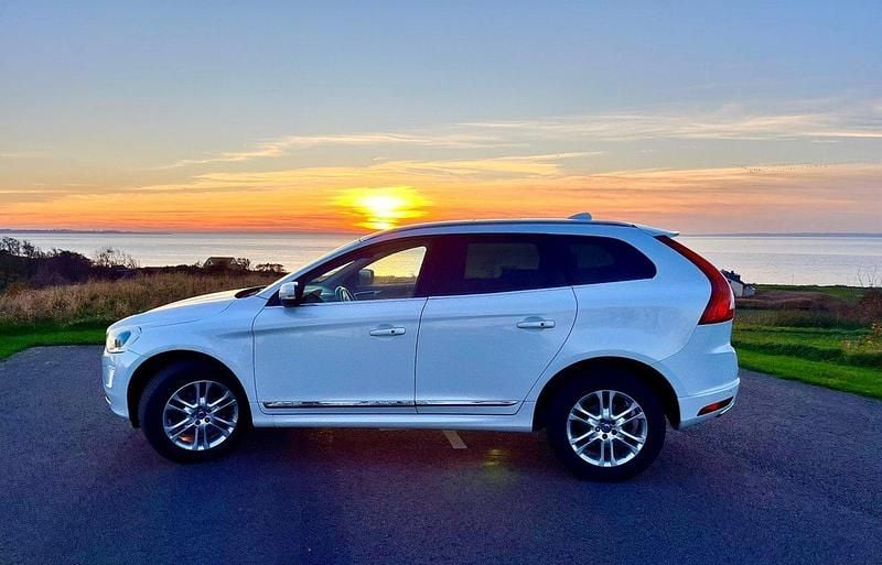 Vit Begagnad 2016 Volvo XC60 Business Edition SUV | 144 900 kr (Superpris) - Bild 1/4