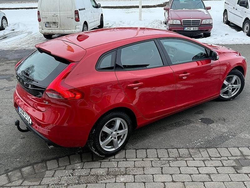 Begagnad Volvo V40 Kinetic 120 HK (88 kW) 2014 Röd Halvkombi