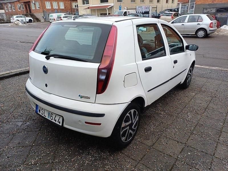 Begagnad Fiat Punto Active 60 HK (44 kW) 2005 Vit Halvkombi