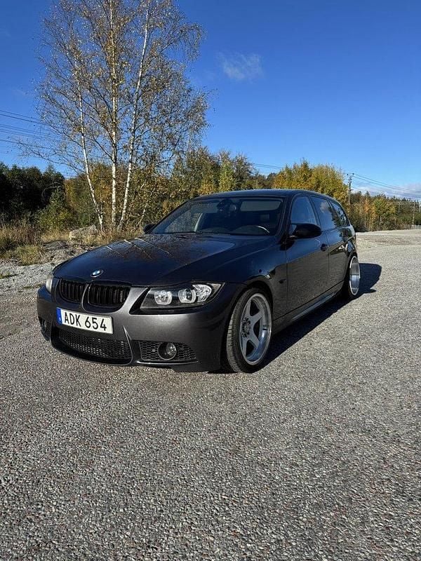 Grå Begagnad 2008 BMW 335 Comfort Edition Kombi | 119 900 kr (Lite dyr) - Bild 1/4