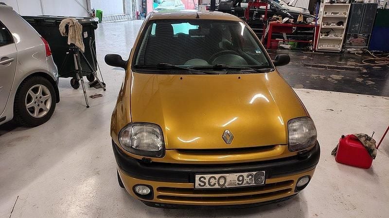 Gul Begagnad 2000 Renault Clio II Halvkombi | 16 900 kr (Dyr) - Bild 1/4