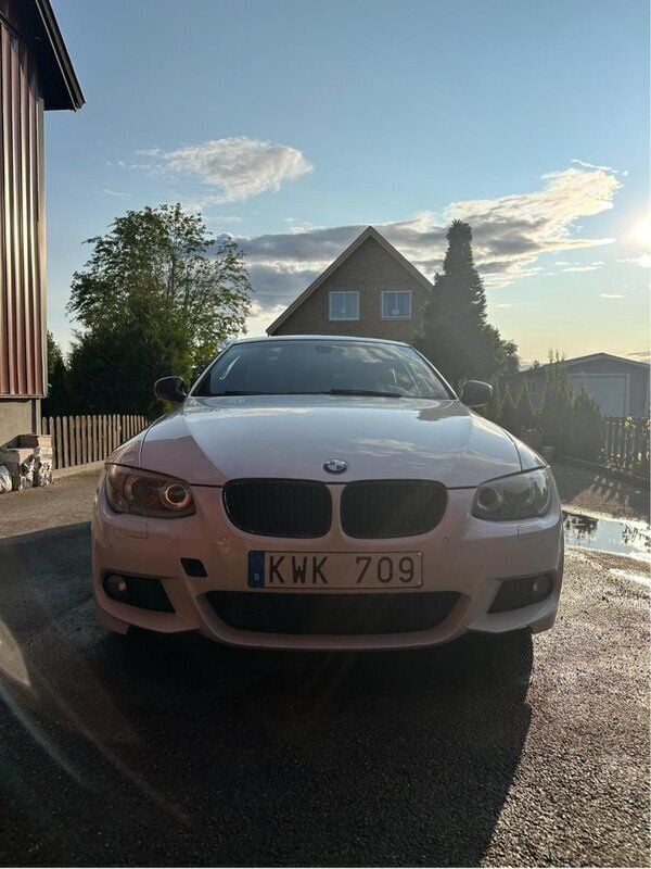 Vit Begagnad 2011 BMW 335 Sportkupé | 249 000 kr (Dyr) - Bild 1/4