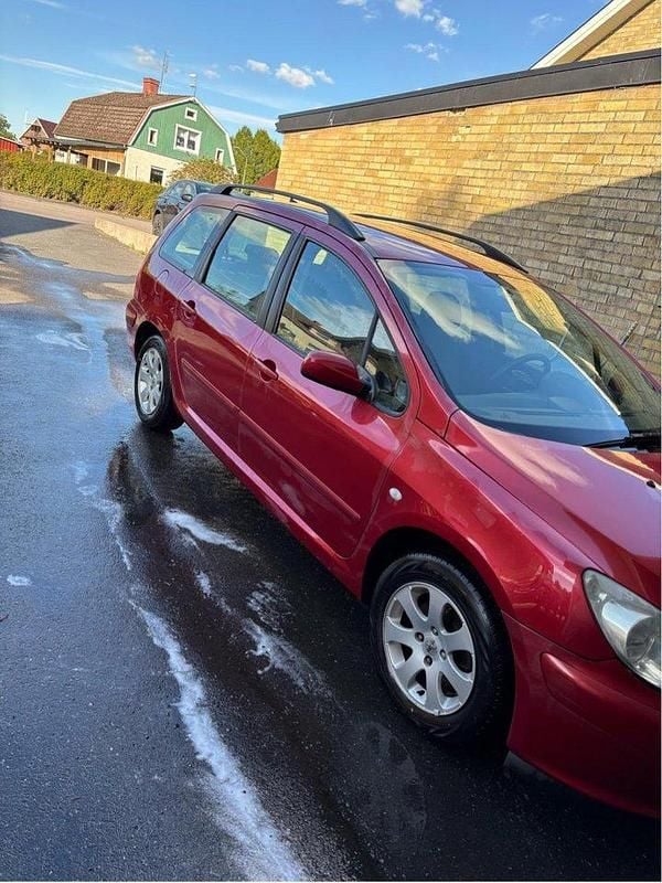 Röd Begagnad 2005 Peugeot 307 Kombi | 13 000 kr (Marknadspris) - Bild 1/4