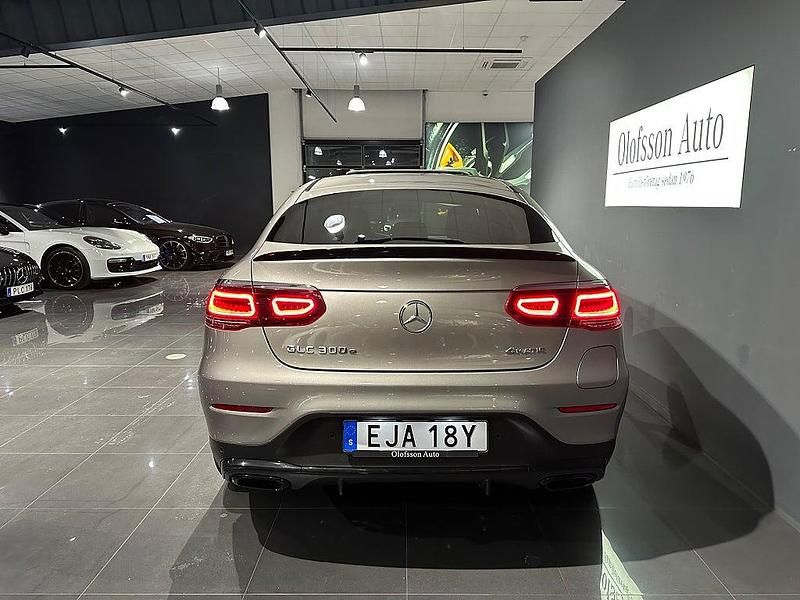 Begagnad Mercedes GLC300e AMG line Plus 211 HK (155 kW) 2022 Silver Sportkupé