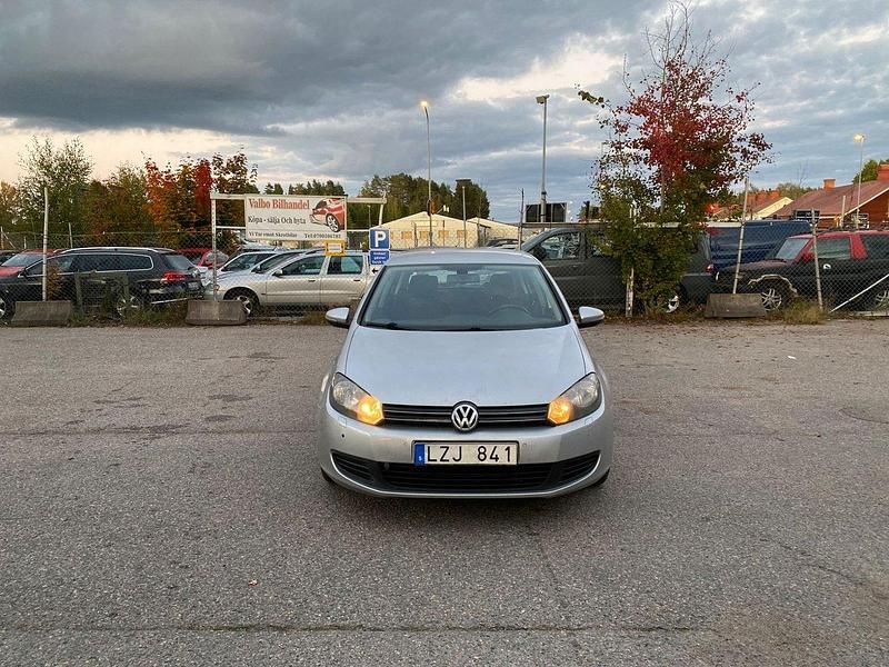 Silver Begagnad 2011 VW Golf VII Halvkombi | 49 000 kr (Marknadspris) - Bild 1/4
