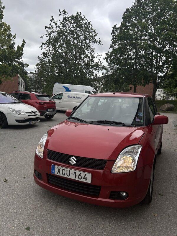Röd Begagnad 2005 Suzuki Swift Halvkombi | 63 000 kr - Bild 1/4