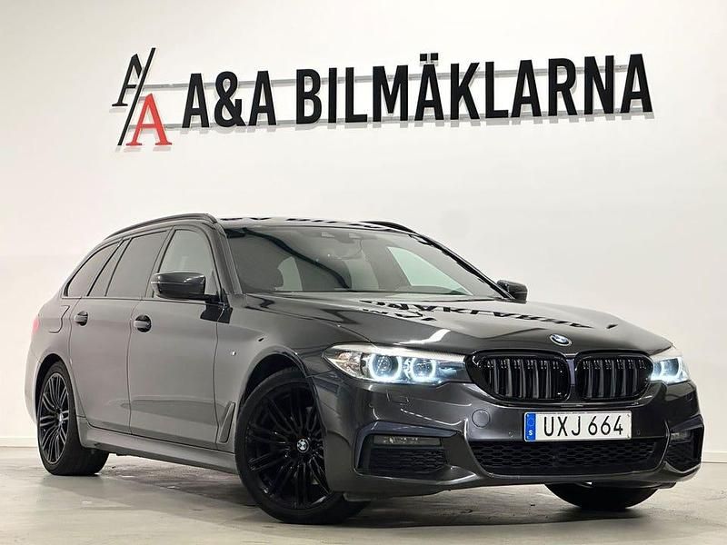 Grå Begagnad 2018 BMW 520 M Sport Kombi | 289 800 kr (Lite dyr) - Bild 1/4