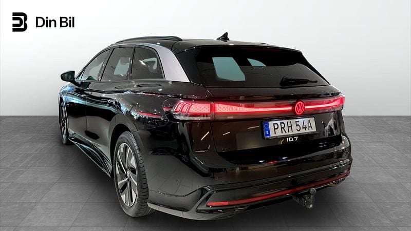 Begagnad VW ID.7 Pro Performance 210 kW (286 HK) 2024 Svart Kombi