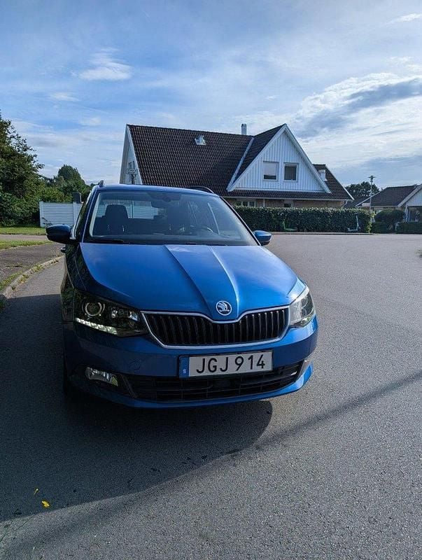 Blå Begagnad 2017 Skoda Fabia Kombi | 110 500 kr (Marknadspris) - Bild 1/4