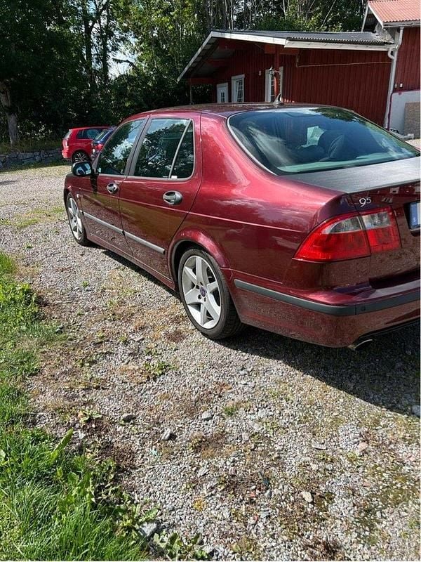 Röd Begagnad 2004 Saab 9-5 Aero Sedan | 35 900 kr (Marknadspris) - Bild 1/4