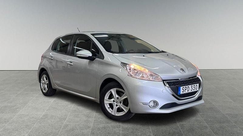 Ljusgrå Begagnad 2015 Peugeot 208 Halvkombi | 49 900 kr (Marknadspris) - Bild 1/4