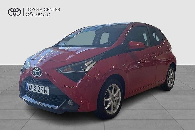 Röd Begagnad 2019 Toyota Aygo X-play Halvkombi | 109 900 kr (Marknadspris) - Bild 1/3