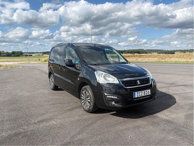 Svart Begagnad 2017 Peugeot Partner Minibuss | 85 000 kr (Bra pris) - Bild 1/4