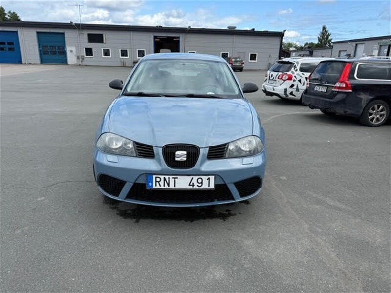 Ljusblå (blå) Begagnad 2006 Seat Ibiza Halvkombi | 24 900 kr (Marknadspris) - Bild 1/4