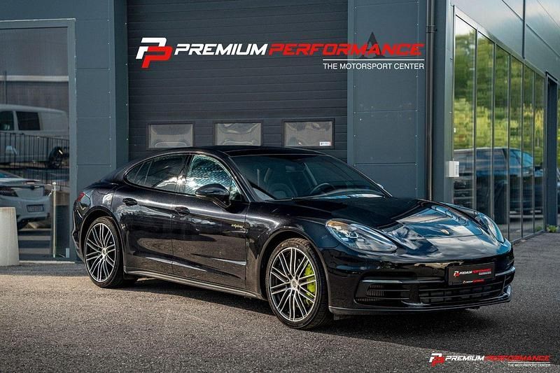 Svart (jet black metallic) Begagnad 2017 Porsche Panamera 4 Sport Sedan | 679 700 kr (Lite dyr) - Bild 1/4