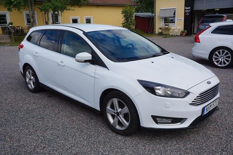 Vit Begagnad 2017 Ford Focus Titanium Kombi | 89 900 kr (Lite dyr) - Bild 1/4