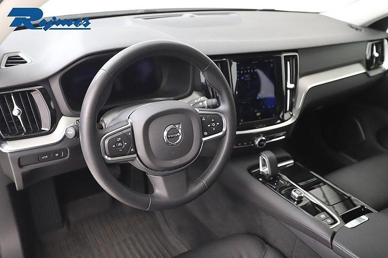 Begagnad Volvo V60 Core 253 HK (186 kW) 2022 Vit Kombi