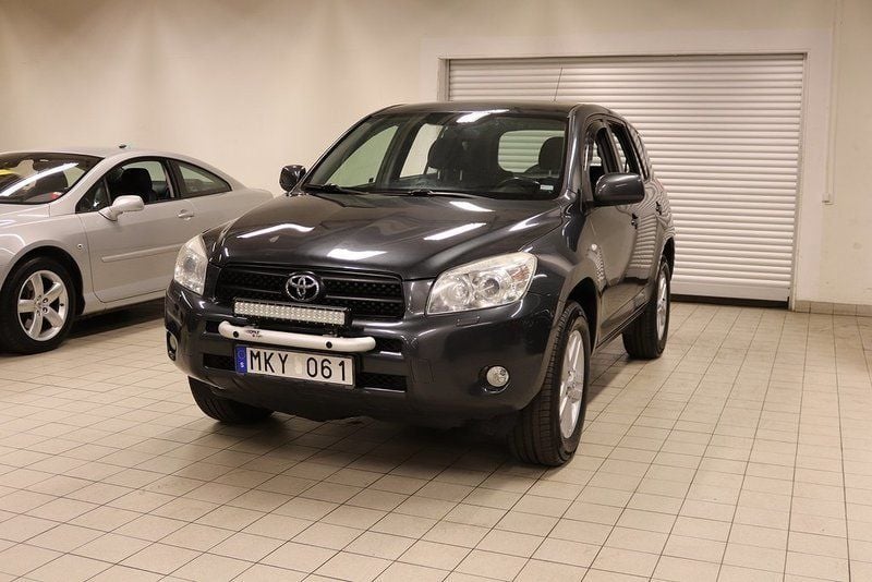 Mörkgrå Begagnad 2006 Toyota RAV4 SUV | 74 000 kr (Marknadspris) - Bild 1/4