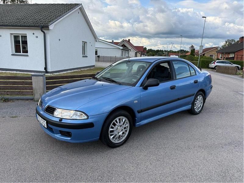 Blå Begagnad 2001 Mitsubishi Carisma Halvkombi | 19 000 kr (Marknadspris) - Bild 1/4