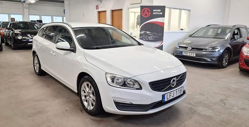 Begagnad Volvo V60 Kinetic 120 HK (88 kW) 2016 Vit Kombi